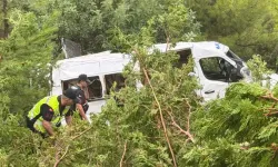 Mersin’de minibüs bahçeye yuvarlandı: 17 yaralı!