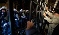 Polonya’da yargı krizi büyüyor: Anayasa Mahkemesi önünde polis ablukası