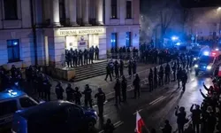 Polonya'da darbe girişimi: Polis AYM'yi ablukaya aldı