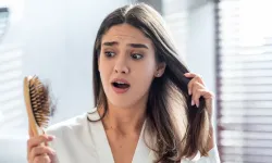 Saç dökülmesine karşı evde uygulanabilecek 3 doğal bakım önerisi!