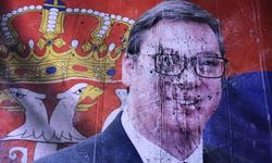 Sırbistan'da öğrenciler 12 yıllık iktidarı değiştirdi! Vucic yenilgiyi kabul etti