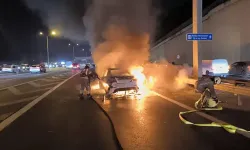 Sarıyer TEM’de otomobil duran taksiye çarptı: 2 araç yandı, 5 kişi yaralandı!