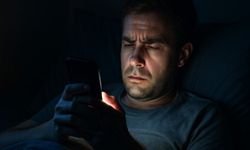 Yatmadan önce telefon kullananlara uyarı: Uyku düzenini nasıl etkiliyor?