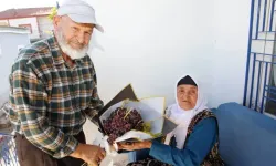 58 yıllık eşine çiçek yerine üzüm buketi hediye ediyor...