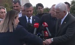 Özgür Özel ile Müsavat Dervişoğlu arasında ‘KOZA TV mikrofonu’ şakalaşması