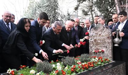 Beştepe’de anma: Bahçeli’den Türkeş’e kırmızı karanfiller