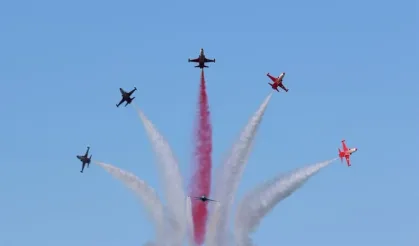 Türk Yıldızları ve SOLOTÜRK’ün 19 Mayıs gösterisi nefes kesti