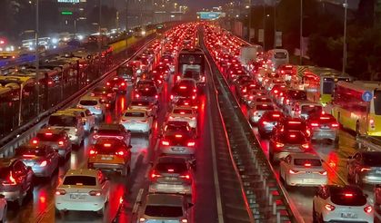 Sağanak ve fırtına İstanbul trafiğini felç etti!
