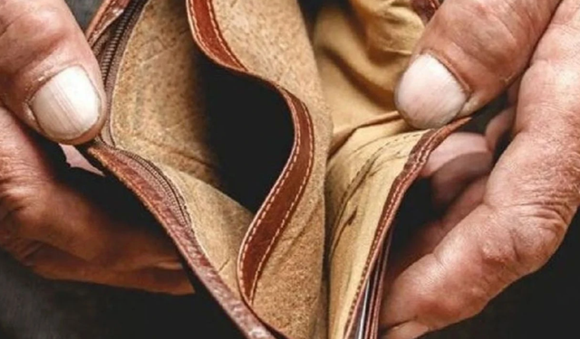 Türkiye için utanç tablosu: Dar gelirli vatandaşlar tarihi geçmiş ürünler satan markete gidiyor