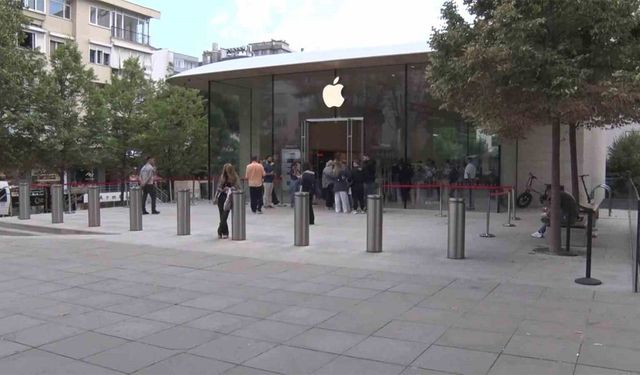 Apple mağazasının önü boş kaldı: iPhone 17 Türkiye’de beklenen ilgiyi görmedi
