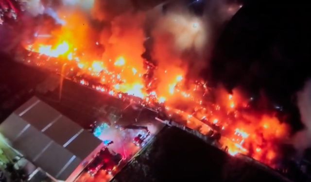 Esenyurt'ta büyük fabrika yangını! Alevler birçok yerden görünüyor