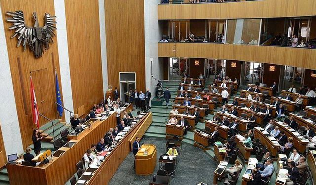 14 yaşından küçüklere başörtüsü yasaklandı