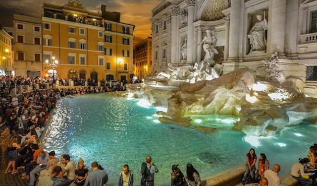 Tarihî Trevi Çeşmesi turistler için ücretli olacak