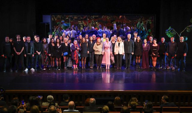 'Çirkin'in galasına yoğun ilgi! Mustafa Denizli sürprizi