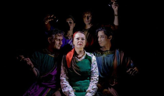 Tomris Uyar’ın “uyumsuz” sesi sahnede