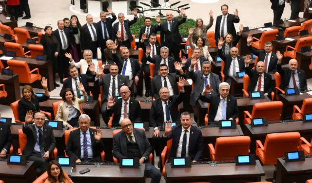 CHP'li vekillerin 'Meclis' nöbeti başladı