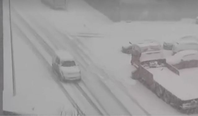 İstanbul’da kar yağışı etkisini artırdı! AKOM'dan bir uyarı daha geldi