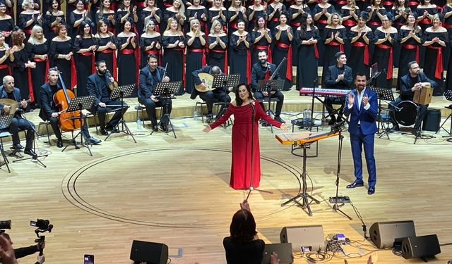 Türkan Şoray, Ankara'da sahneye çıktı! Duygu dolu konuşma