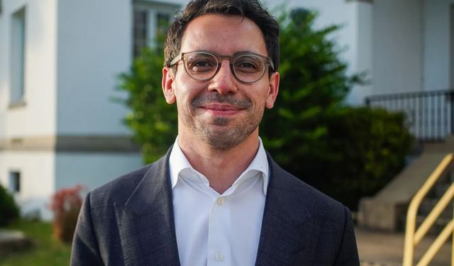 Siyasette yeni yol: Vali adayı seçmenle flört uygulamasında!