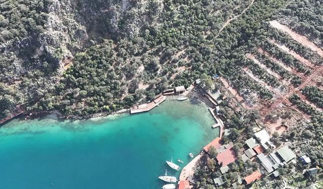 Eski bakana koruma altındaki koyda yol izni