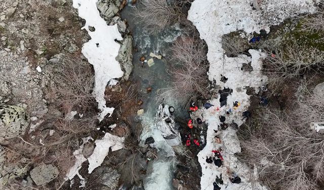 Bitlis'te hafif ticari araç, dereye uçtu! 3 ölü, 5 yaralı