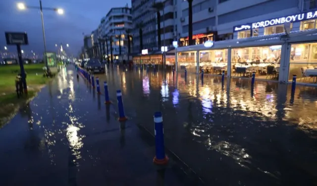 İzmir'de deniz kara ile birleşti