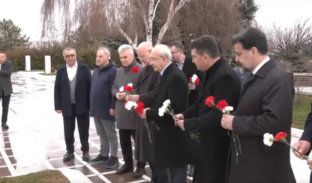 Kemal Kılıçdaroğlu vefatının üçüncü yılında Deniz Baykal’ın kabri başında