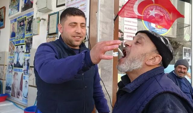 Tezgahın başında çiğ çiğ hamsi yediler