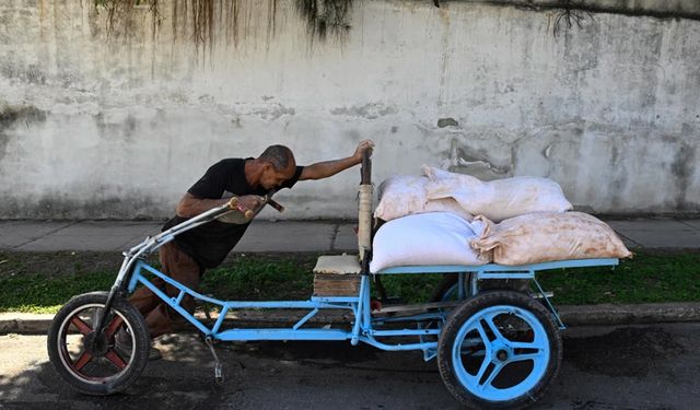 Küba duyurdu: Uçaklar için yakıt kalmadı