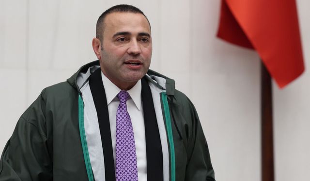 Yağmurlukla TBMM kürsüsüne çıktı acil destek çağrısı yaptı