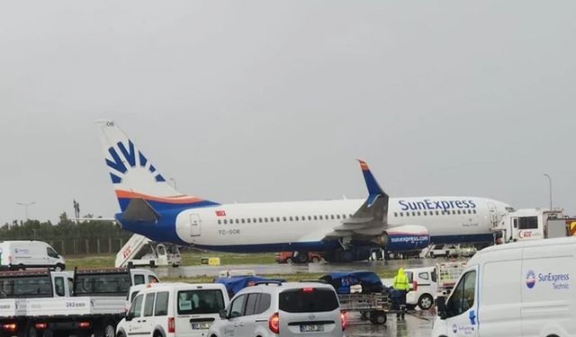 Antalya Havalimanı'nda seyir halindeki uçağın tekeri yerinden çıkarak kanadı parçaladı