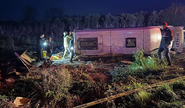 İznik'te yolcu minibüsü devrildi: Ölü ve çok sayıda yaralı!