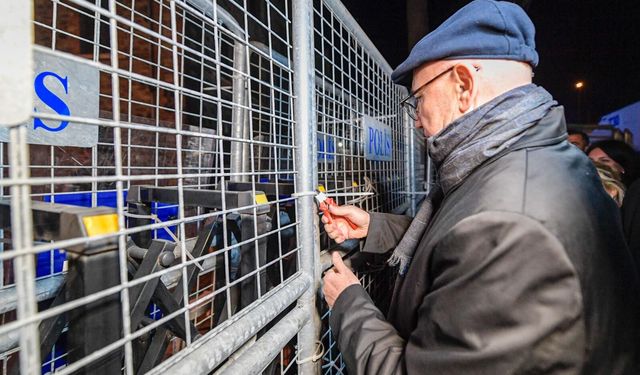 CHP’li Tanal Meslek Fabrikası önünde polis barikatındaki kelepçeleri kesti…