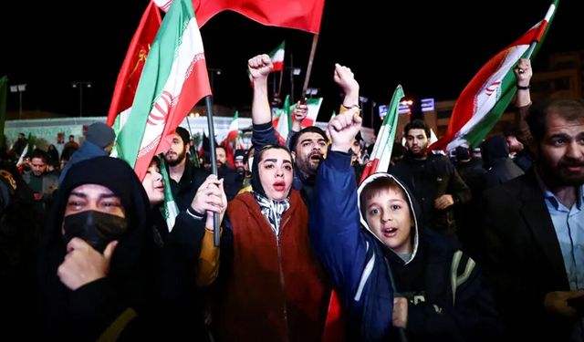 Tahran sokaklarında ateşkes kutlandı