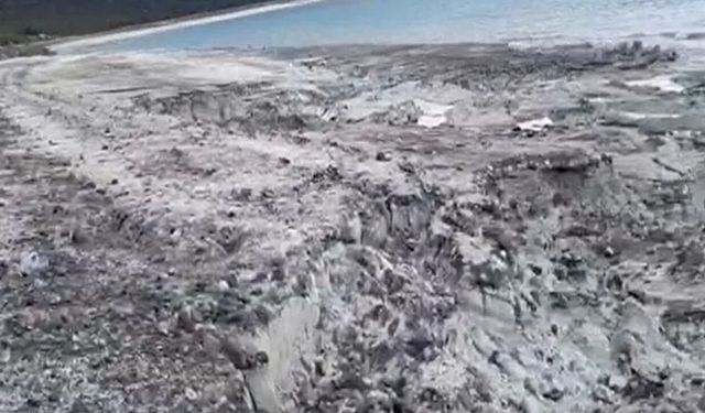 Salda Gölü'nde insan boyunu aşan yarıklar oluştu