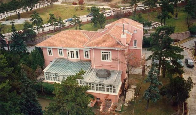 İnönü Vakfı'ndan Pembe Köşk'te anlamlı sergi