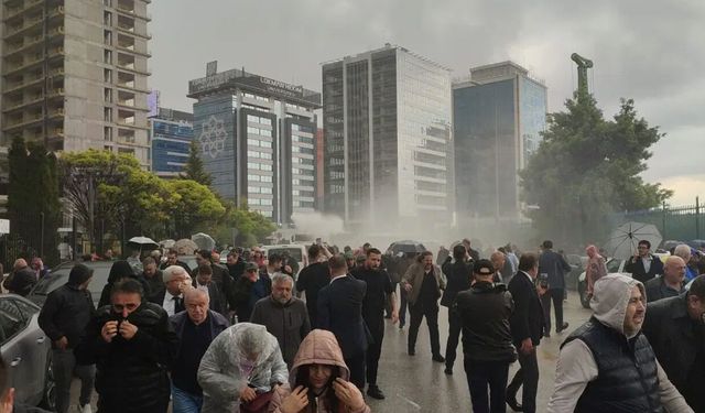 CHP Genel Merkezi'ne yürümeye çalışan il başkanlarına polis müdahalesi!