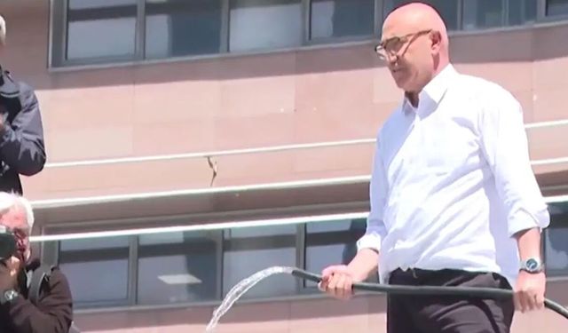CHP Genel Merkezi'nde 'tahliye' gerginliği! CHP'li Mahmut Tanal, elinde hortumla çatıya çıktı: Polisler geri çekildi
