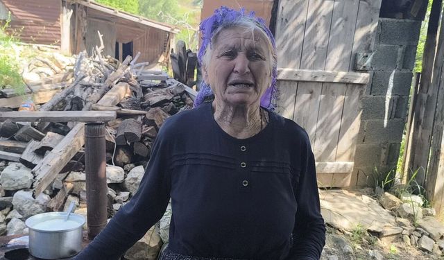 86 yaşındaki depremzede, barakada kalıyor