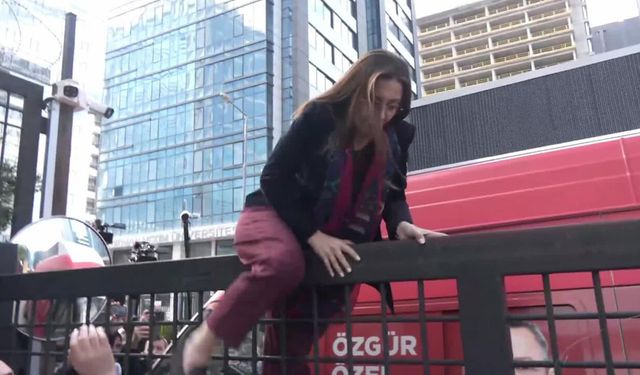 Bursa Milletvekili Nurhayat Altaca Kayışoğlu, CHP Genel Merkezi’ne otopark girişinden atlayarak girdi