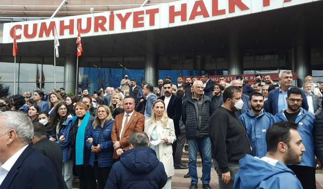 CHP Genel Merkezi önünde çevik kuvvet: İçerideki partililer girişleri kapattı