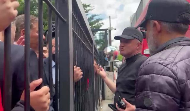 Polislerin tebligat için kapının açılması talebi üzerine CHP heyeti tebligatı görmek istedi, tebligat gösterilmedi!
