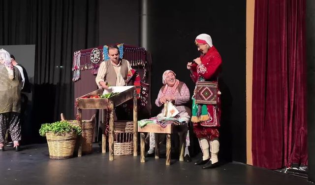 Marmaris Belediye Tiyatrosu, "Böyledir Bizim Sevdamız" ile ayakta alkışlandı
