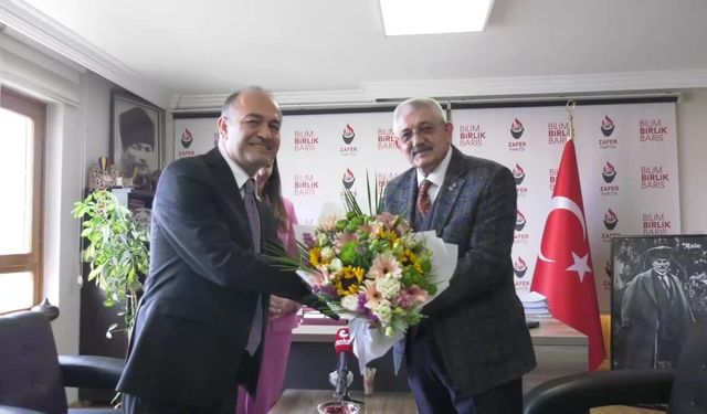 Saadet Partisi’nden CHP TBMM Grubu heyetine "adalet ve bereket" simgeli broş hediye