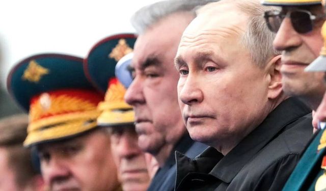 Putin, darbe korkusuyla kendisini saraya kilitledi iddiası