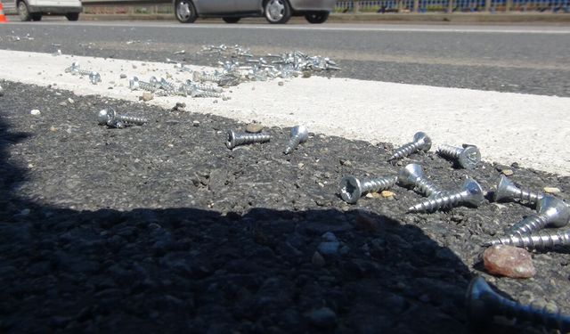 İstanbul'da yere dökülen vidalar trafiği felç etti