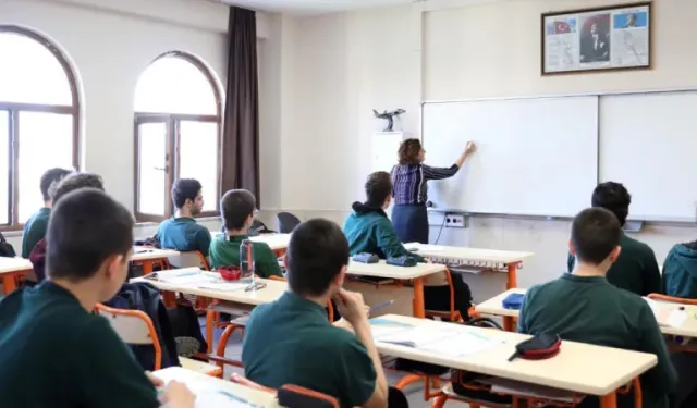 MEB'den ek ders ve ücret düzenlemesi: Yeni uygulamalar Resmi Gazete'de yayımlandı