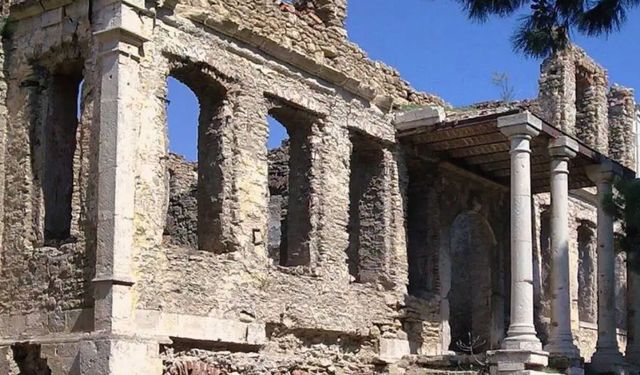 Kale-i Sultaniye Hastahane-i Askeriyye çürümeye terk edildi