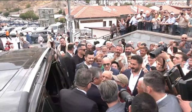 Özgür Özel'e Hacı Bayram Camisi'nde yoğun ilgi: Bizi kurtar başkanım!
