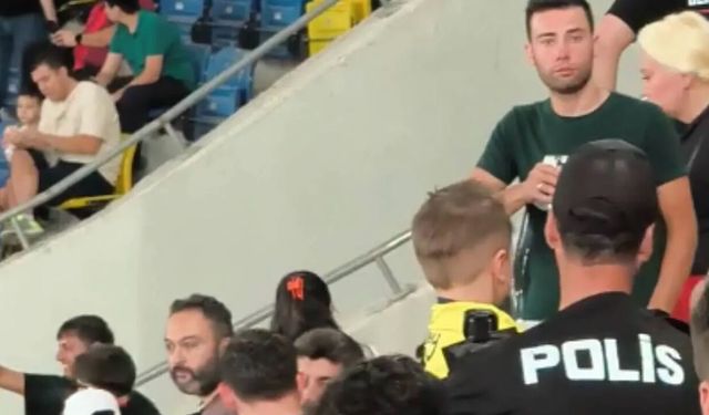 Futbol tribününde tepki çeken görüntü: Çocuğun formasına tahammül edemediler